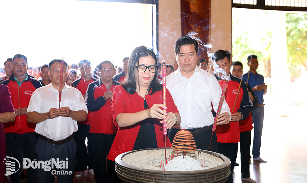Đoàn thể thao Đồng Nai dâng hương báo công tại Văn miếu Trấn Biên