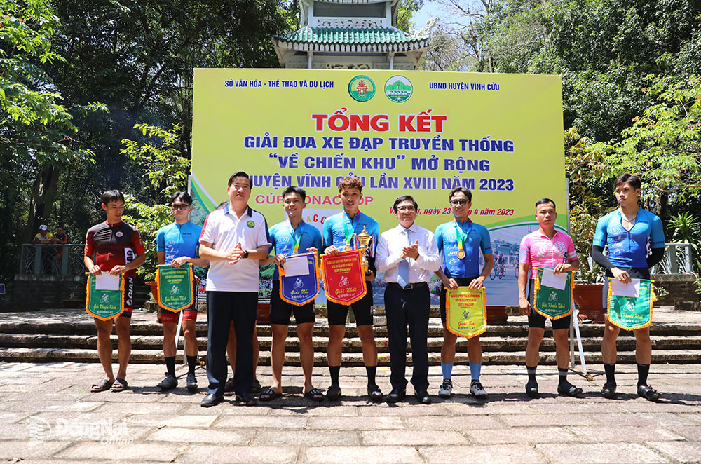 Giải đua xe đạp truyền thống 'Về chiến khu Đ'